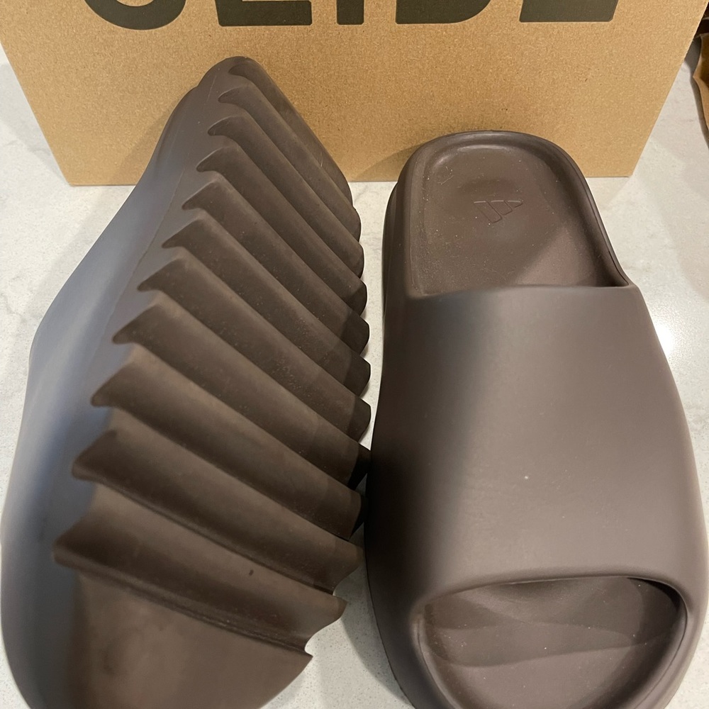 2021 Yeezy Slides “Soot” Mens size 5, womens 6-6.5.